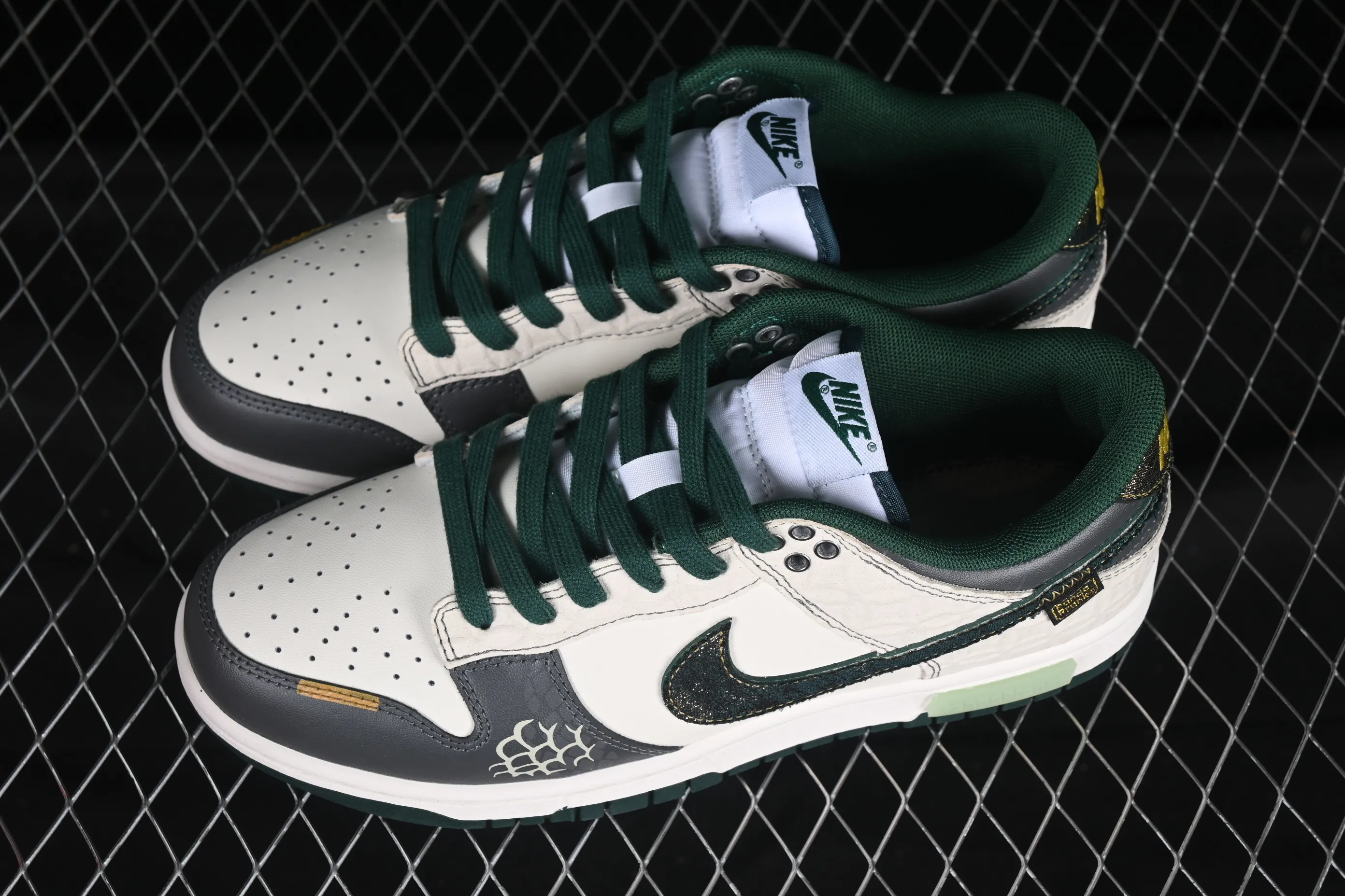 All categories Nk SB Dunk Series Nk SB Dunk Low High-end customized low-top sneakers Nike Dunk Low Qinglong Anniversary high-end customized low-top casual sneakers DV0833-111